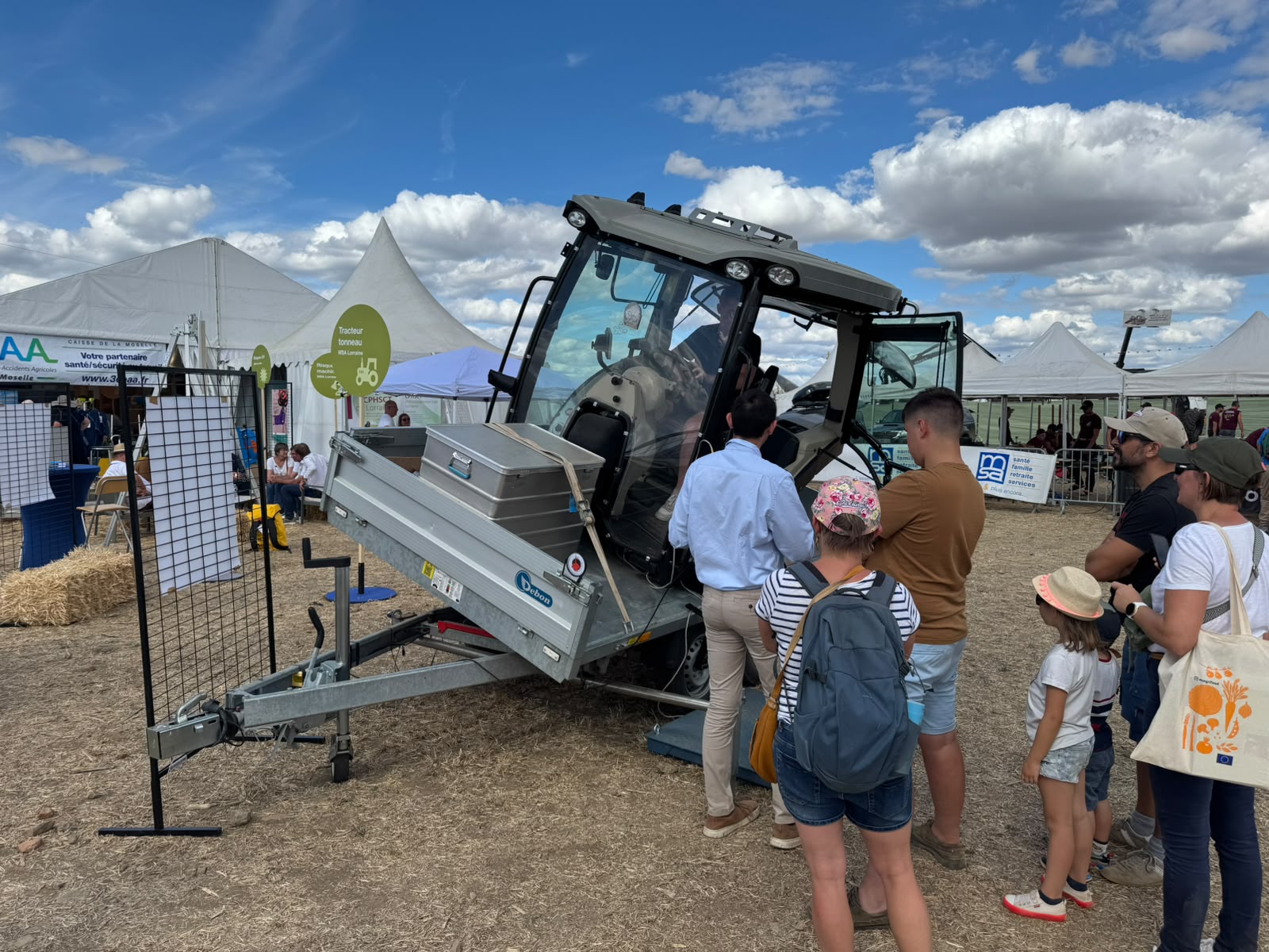 Public teste le simulateur de tonneau